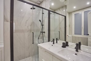 Douche, sèche-cheveux, serviettes fournies, savon