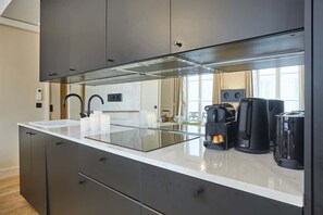 Réfrigérateur, four, plaque de cuisson, lave-vaisselle