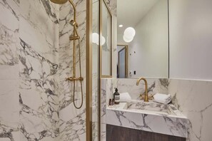 Douche, sèche-cheveux