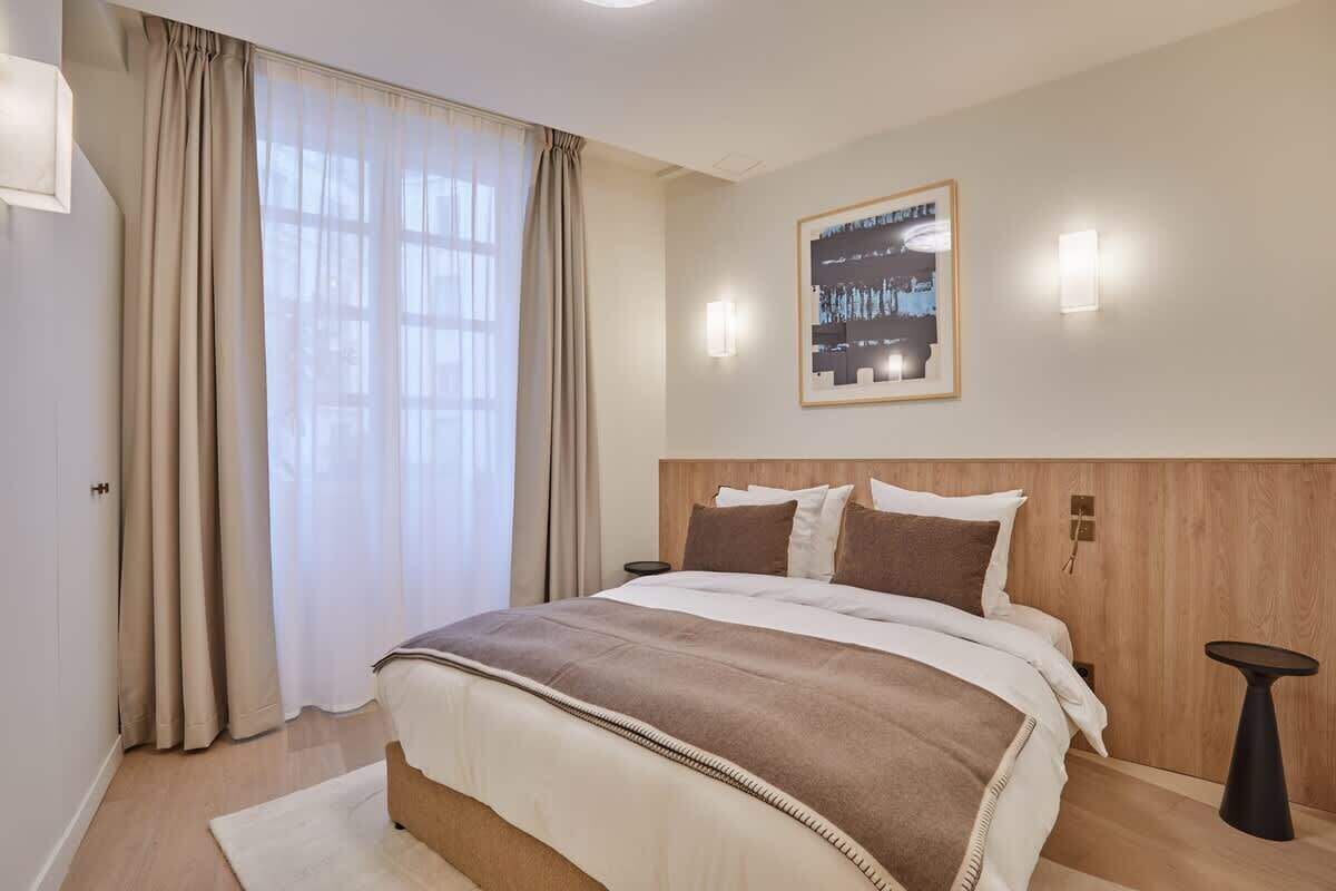 2 dormitorios, tabla de planchar con plancha, cuna de viaje