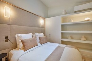 2 habitaciones, tabla de planchar con plancha y cuna de viaje 