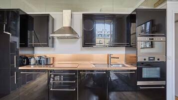 Geladeira, micro-ondas, fogão, cooktop