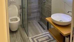 Deluxe Triple Room | Bathroom - Resol Hotel (Ksamil)
