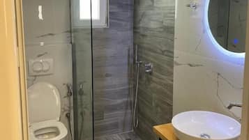 Deluxe Triple Room | Bathroom