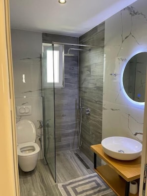 Deluxe Triple Room | Bathroom - Resol Hotel (Ksamil)