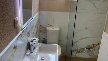 Quadruple Room | Bathroom