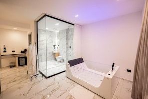 Suite, vista al mar | Baño | Secadora de cabello y pantuflas
