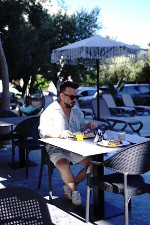 Food and drink - Resol Hotel 2 (Ksamil)