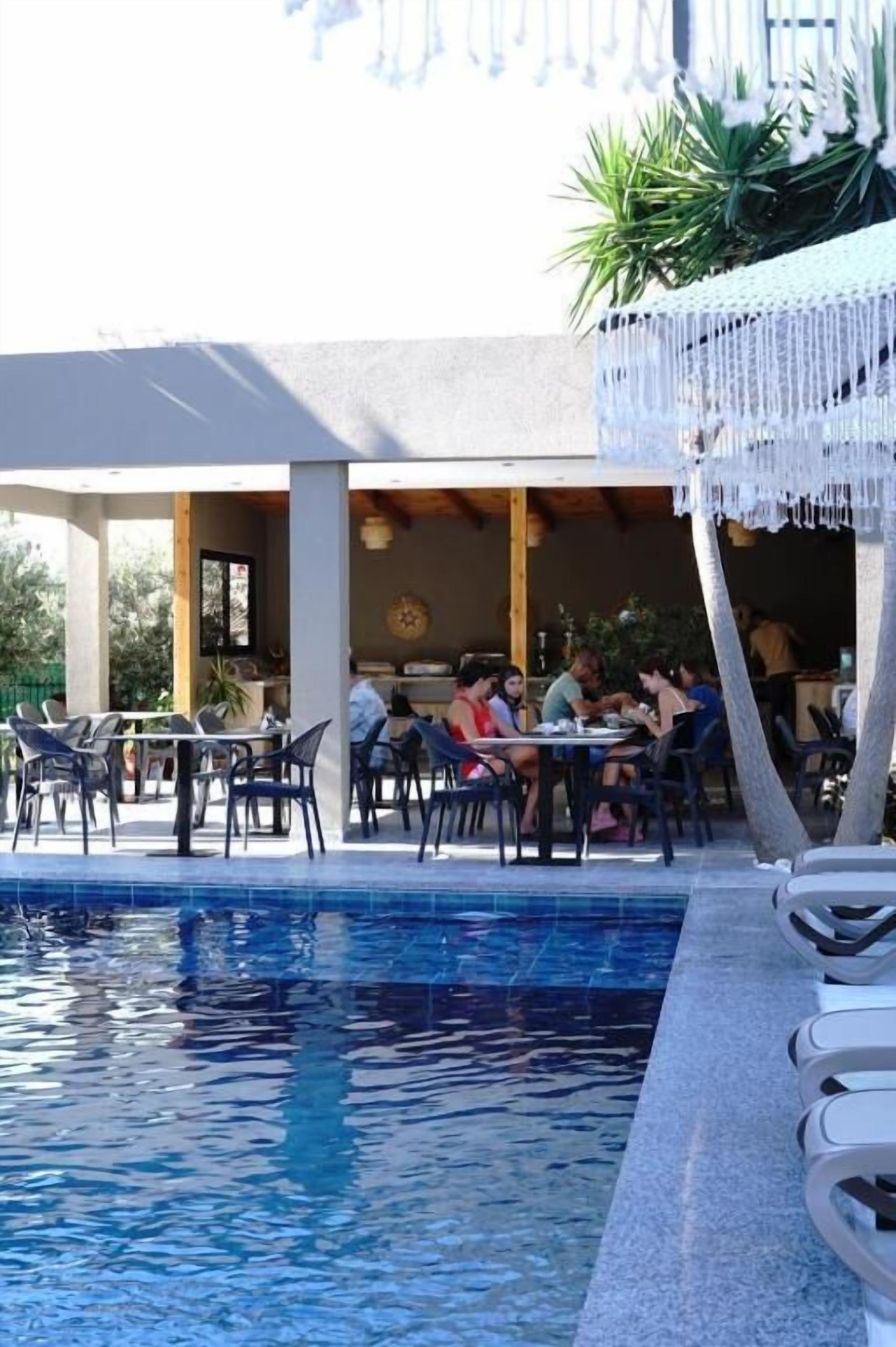 Una piscina al aire libre de temporada