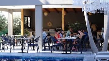 Una piscina al aire libre de temporada