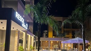 RESOL HOTEL 2 -niminen hotelli, jossa on uima-allasalue ja palmuja.