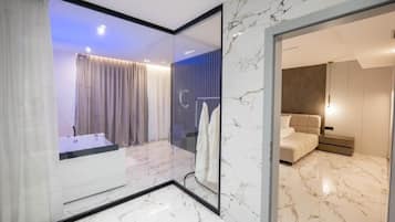 Suite, vistas al mar | Baño | Secador de pelo y zapatillas