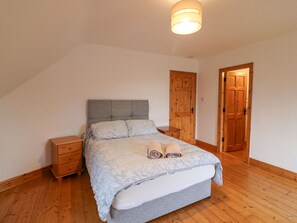 4 bedrooms, WiFi - THE SKATING ROCK, family friendly in Kenmare, County Kerry (Bonane)