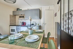 Kühlschrank, Mikrowelle, Ofen, Wasserkocher mit Kaffee-/Teezubehör