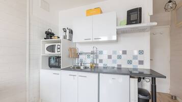 Réfrigérateur, micro-ondes, four, cafetière/bouilloire