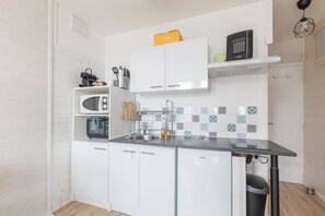 Kühlschrank, Mikrowelle, Ofen, Wasserkocher mit Kaffee-/Teezubehör