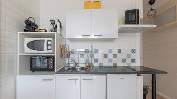 Fridge, microwave, oven, coffee/tea maker