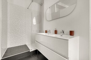Kostenlose Toilettenartikel, Haartrockner, Handtücher