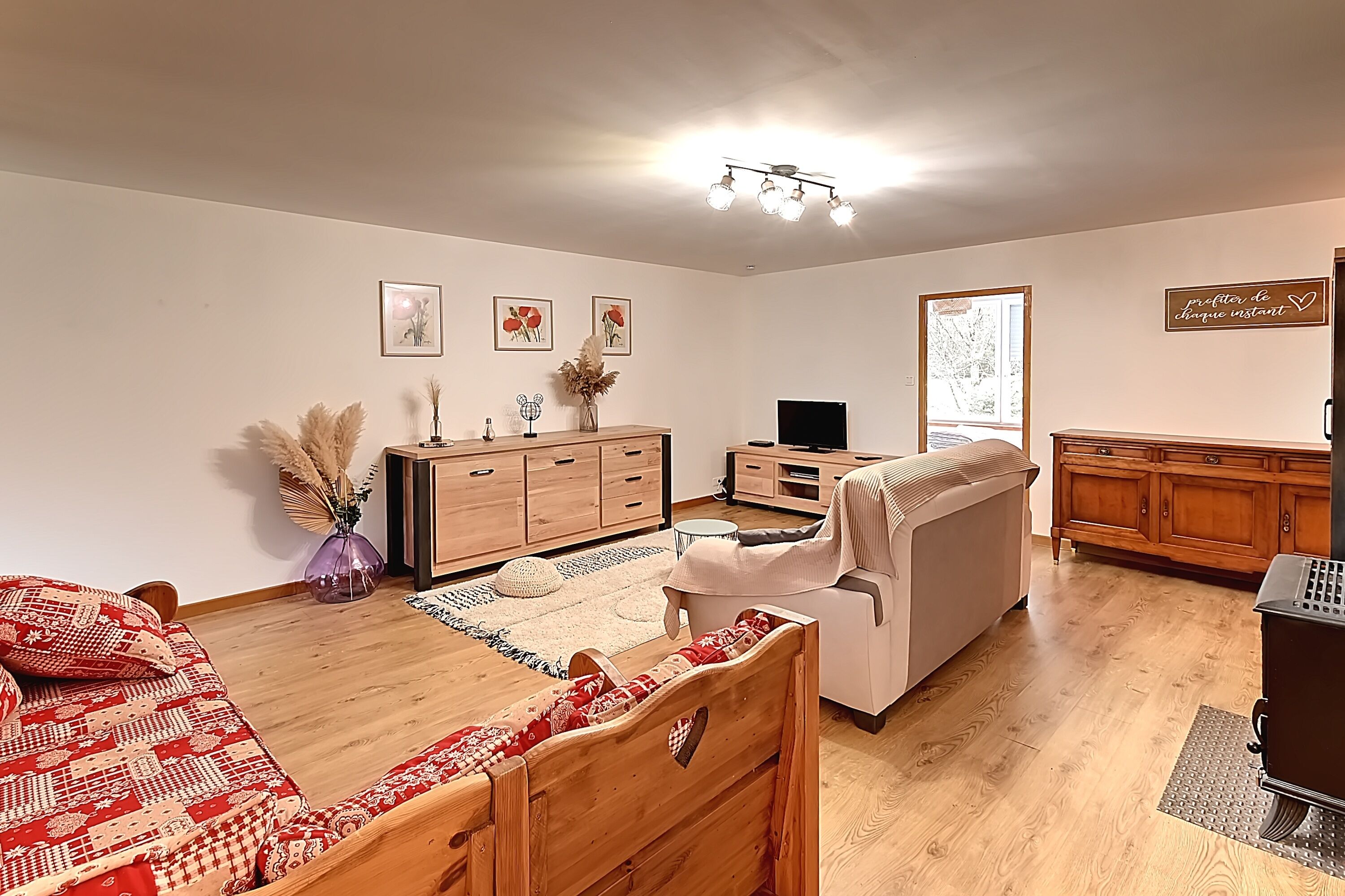 电视、DVD 播放器、桌上足球、立体声音响