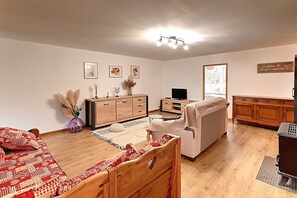 Fernseher, DVD-Player, Tischfußball, Stereoanlage