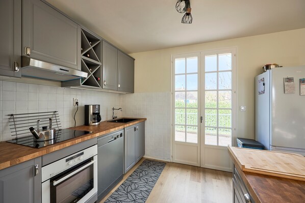 Fridge, microwave, oven, dishwasher