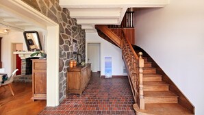 Eine Treppe mit Holzboden und Handlauf, die zu einer zweiten Etage führt.