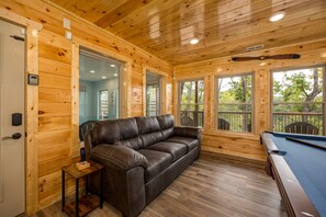 Smart TV, fireplace, video games, DVD player - Get your Splash On in Pigeon Forge (PIGEON FORGE)