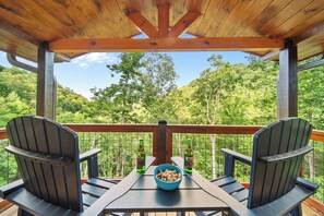 Outdoor dining - Ready to put your Paws In The Pool at this luxury cabin? (PIGEON FORGE)