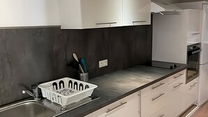 Private kitchen - Appartement à 5 Minutes des Plages - 42m2 - Jardin Privatif et Parking Privé (Carqueiranne)