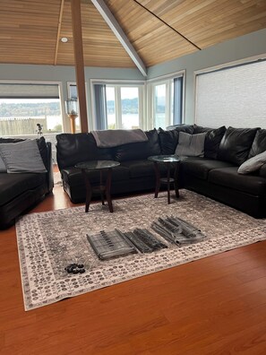 TV connectée, cheminée, livres