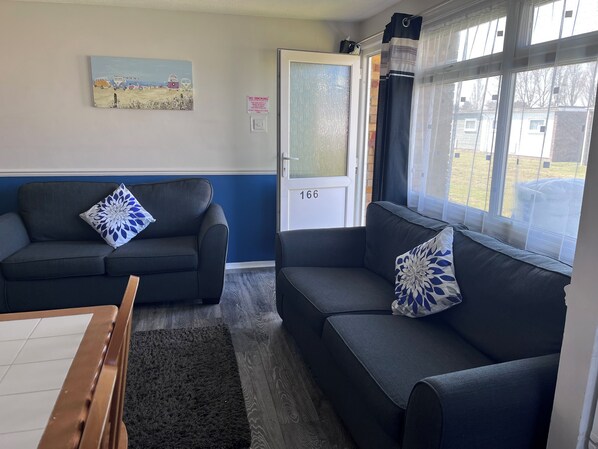 Smart TV - Lovely Detached 2 Bed Chalet Hemsby (Hemsby)