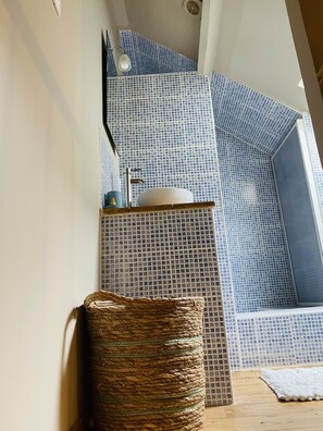 Shower, hair dryer, towels, soap - Petite Maison de Pêcheur « Le Grenier du Jardin » (Saint-Valery-sur-Somme)