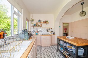 Basic House | Private kitchen - Charming 3BD Oasis 3 Min Walk From Beach Front! (Dublin)