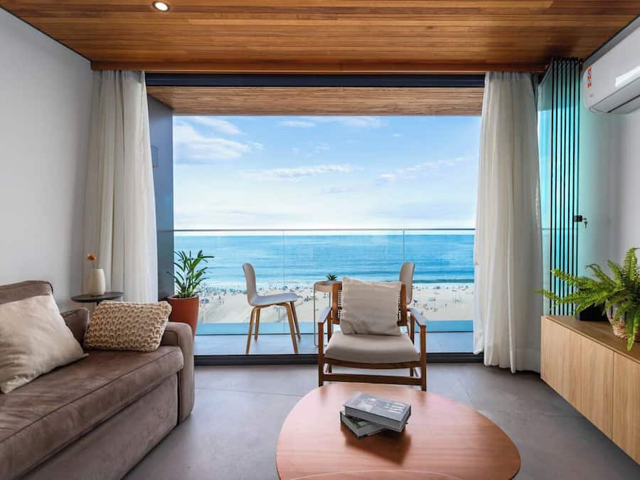 Exclusive-Apartment, 2 Schlafzimmer, Strandblick | Wohnzimmer | 50-Zoll-LED-Fernseher mit Kabelempfang