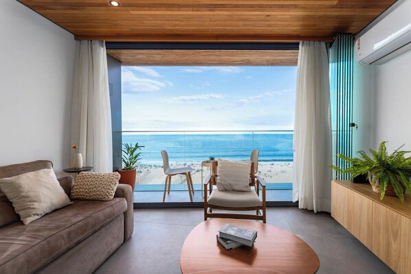 Exclusive-huoneisto, 2 makuuhuonetta, rantanäköala | Olohuone | 50–tuumainen LED-televisio, jossa kaapelikanavat