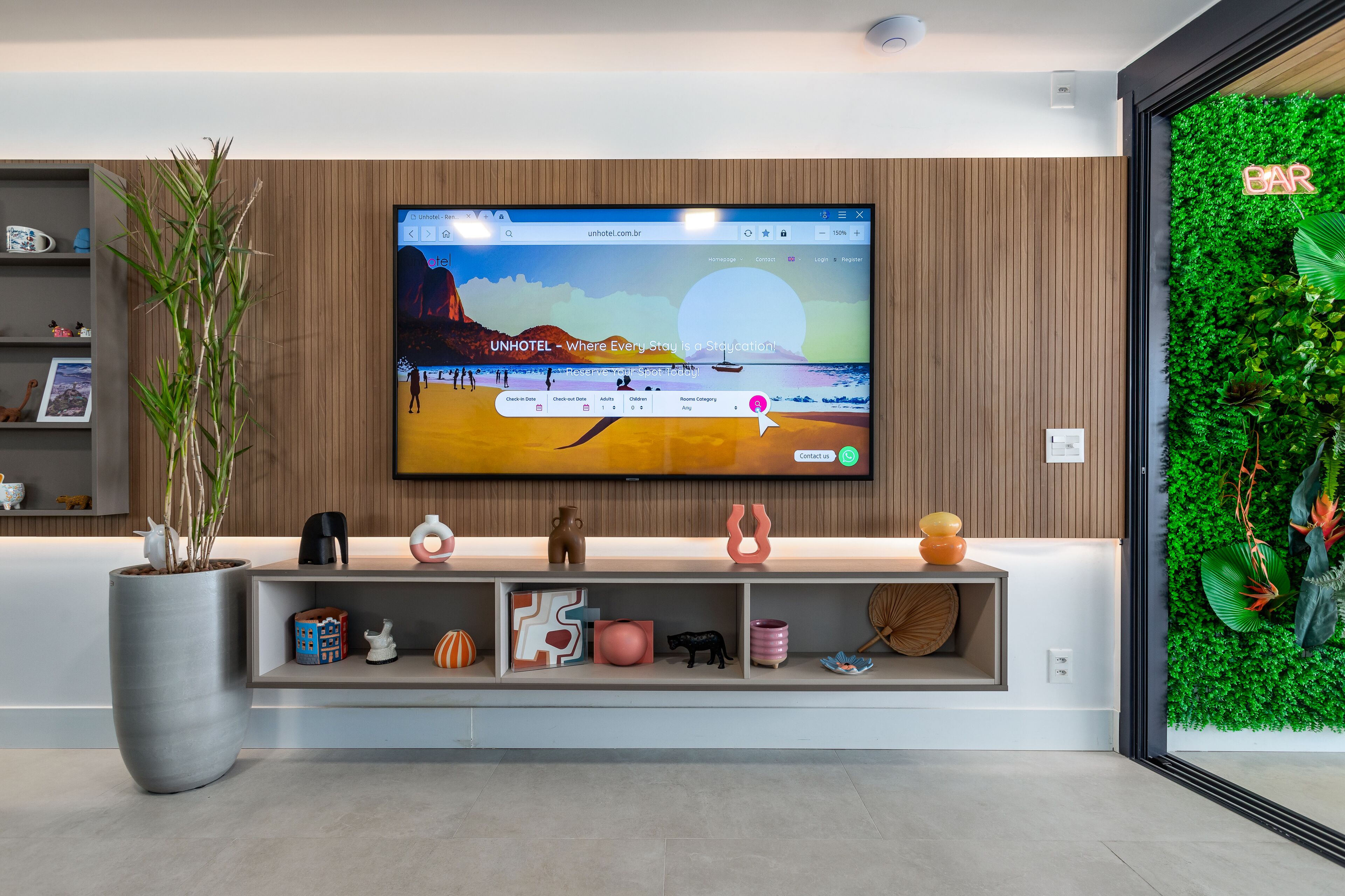 Departamento familiar, 2 habitaciones, vista al océano | Área de sala de estar | Televisión LED de 50 pulgadas con canales por cable 