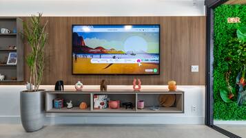Departamento familiar, 2 habitaciones, vista al océano | Área de sala de estar | Televisión LED de 50 pulgadas con canales por cable