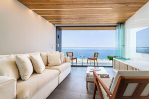 Business-Apartment, Balkon, Meerblick | Wohnbereich | 50-Zoll-LED-Fernseher mit Kabelempfang