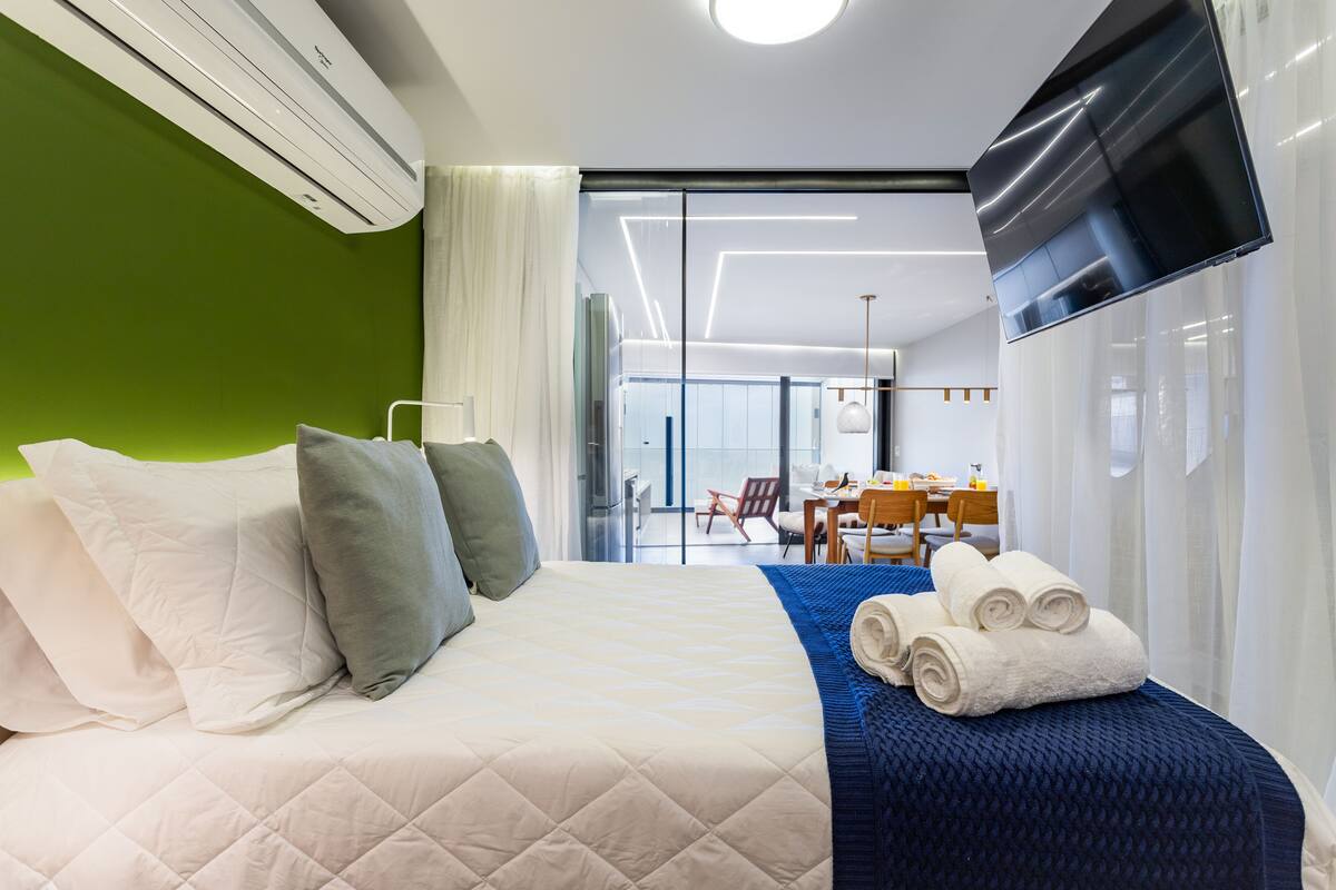 Ein Hotelzimmer mit einem Bett, einem Fernseher und einem Schreibtisch mit Stuhl.
