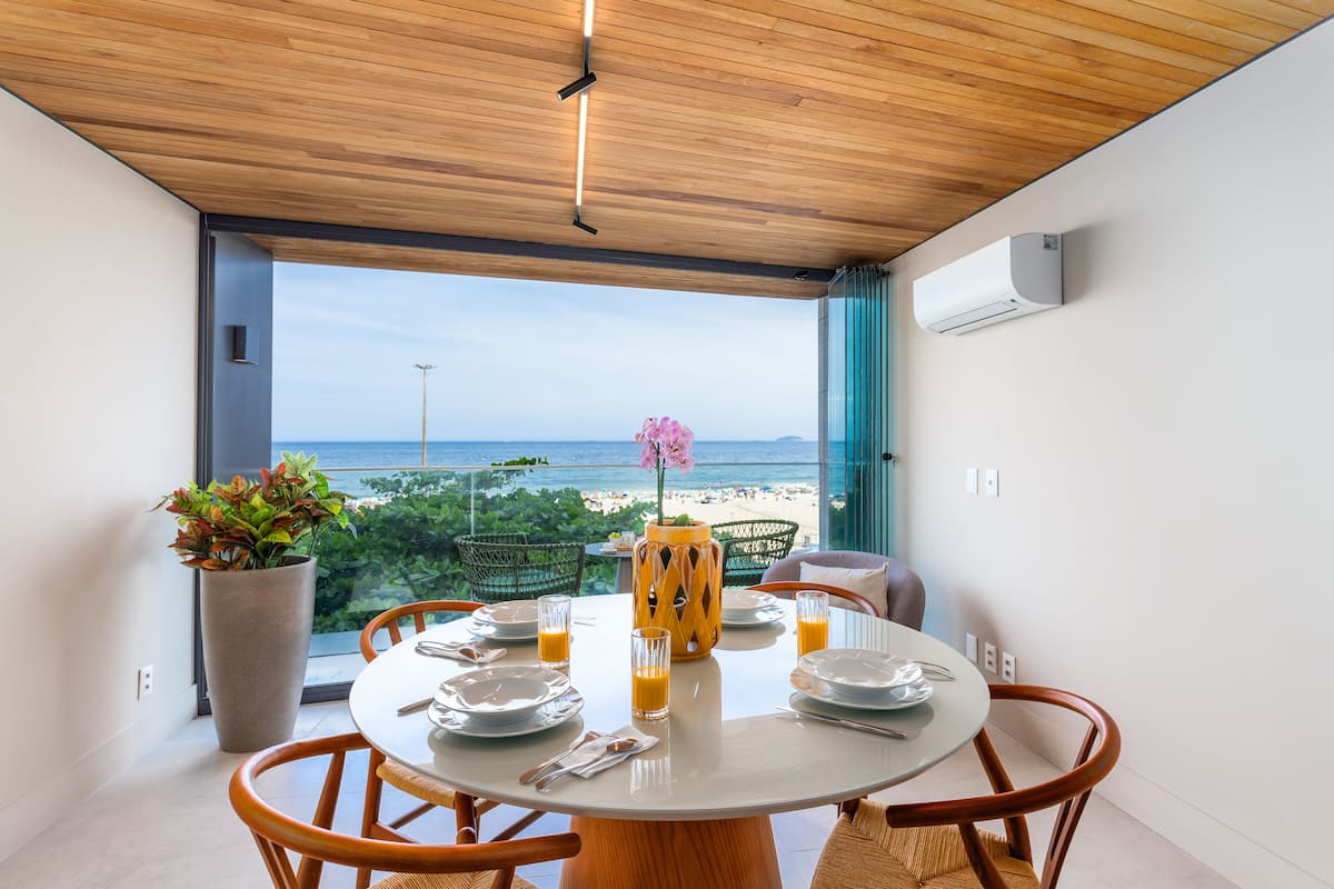 Grand Apartment, 2 Bedrooms, Beach View | Dining room