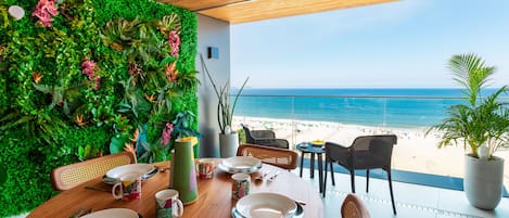 Familie appartement, 2 slaapkamers, uitzicht op oceaan | Uitzicht op strand/zee