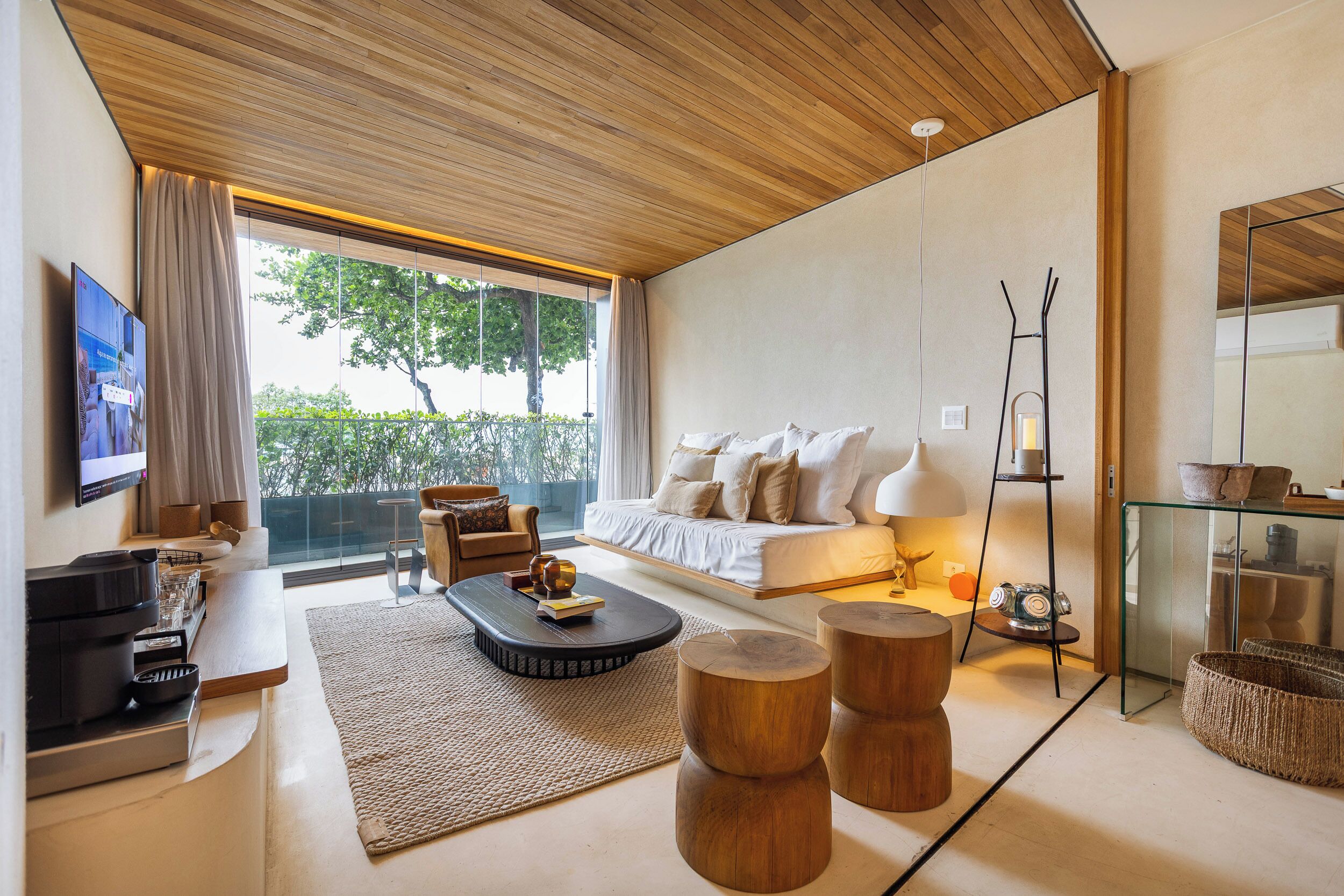 Un salon moderne avec un canapé, une table basse et un téléviseur.