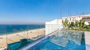 A rooftop infinity pool with a view of the beach and ocean. - Unhotel (Rio de Janeiro)