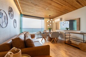 Design-Apartment, 2 Schlafzimmer, Meerblick | Wohnbereich | 50-Zoll-LED-Fernseher mit Kabelempfang