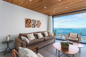 Exclusive-Apartment, 2 Schlafzimmer, Strandblick | Wohnzimmer | 50-Zoll-LED-Fernseher mit Kabelempfang