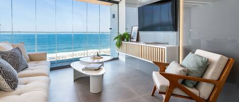 Elite-Apartment, 2 Schlafzimmer, Strandblick | Wohnbereich | 50-Zoll-LED-Fernseher mit Kabelempfang