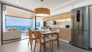 Departamento empresarial, balcón, vista al océano | Cocina privada | Refrigerador con congelador, horno y parrilla de estufa