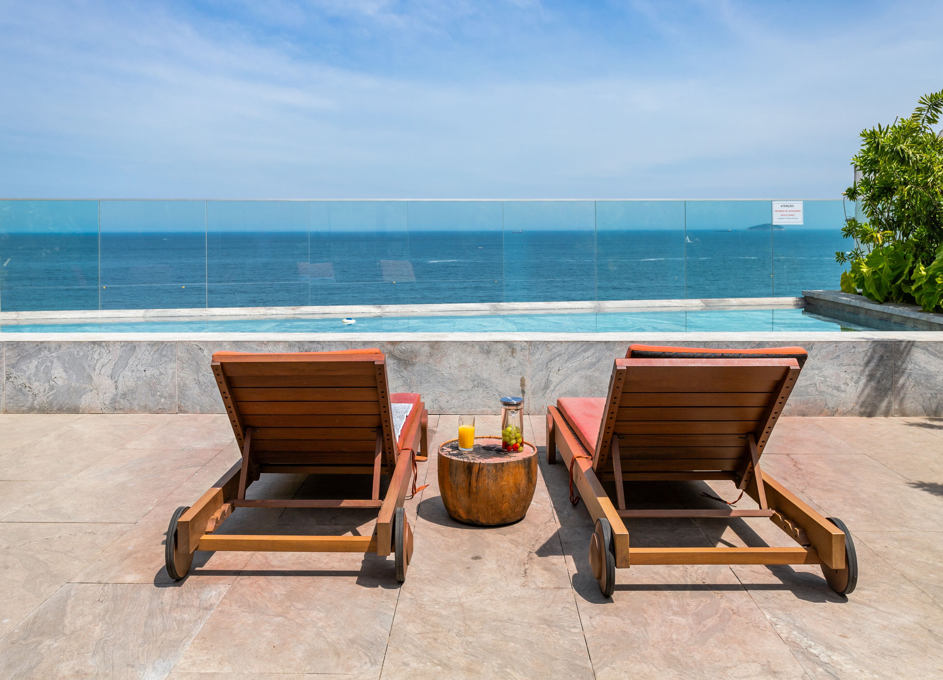 Kolam renang indoor dan kolam renang outdoor