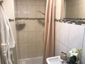 Secador de pelo, toallas, jabón, shampoo