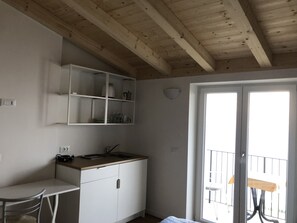 Køleskab, mikrobølgeovn, kogeplade, kaffe-/temaskine